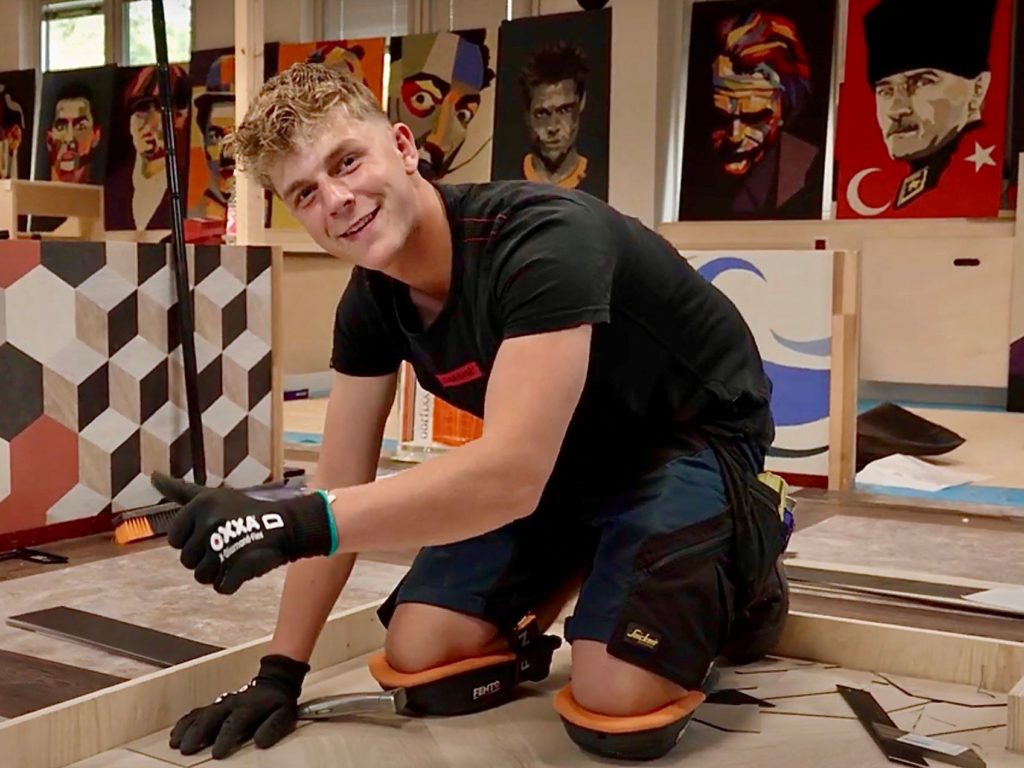Marloes Hellendoorn praat over zichtbaarheid in de Retail. Deze jongen werkt in de Retail.