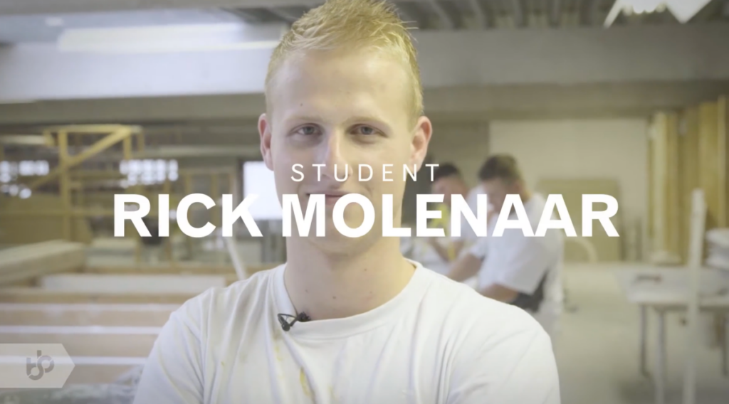 Student Rick Molenaar leert voor stukadoor