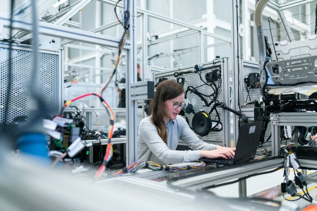 Meisje werkt op laptop in industriële ruimte | MBO Kompas 2026