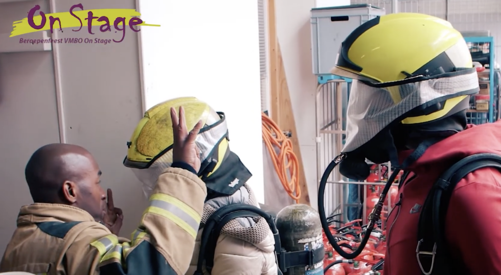 Brandweerman legt uit aan leerlingen hoe zij zichzelf veilig kunnen kleden | MBO Kompas 2026