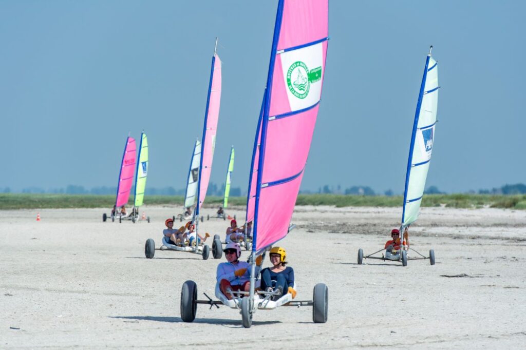 Strandzeilers rijden over strand | MBO Kompas