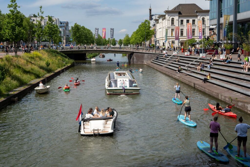 Suppers, kano's en rondvaartboot in gracht in Nederlandse stad | MBO Kompas